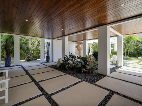 Beachside Four Bedrooms Vacation Home in Anna Maria